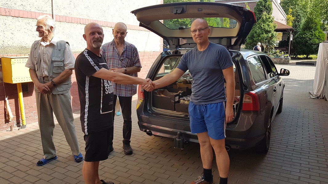 mężczyźni stojący przy samochodzie