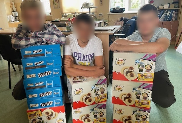 troje dzieci ze słodyczami